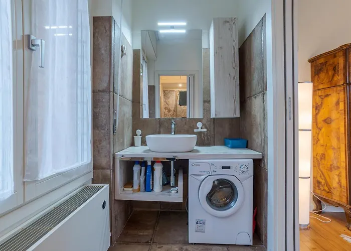 Guesthost - Center Apartments! Como