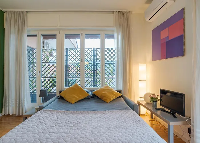 Guesthost - Center Apartments! * Como