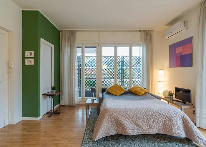 Guesthost - Center Apartments! *