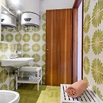 Guesthost - Center Apartments! * Como