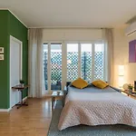 Guesthost - Center Apartments! *