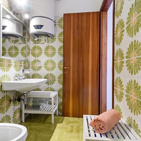 Guesthost - Center Apartments! * Como
