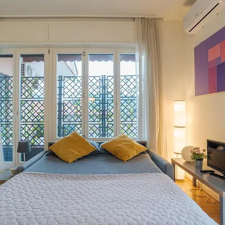 Guesthost - Center Apartments! * Como