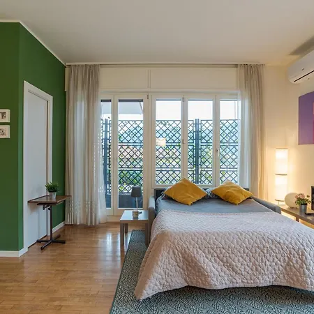 Guesthost - Center Apartments! *